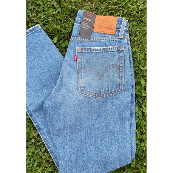Levi's Wedgie High‎ Rise Distressed Jeans Snug Hip Tapered Leg Light Wash 24 - Picture 1 of 12